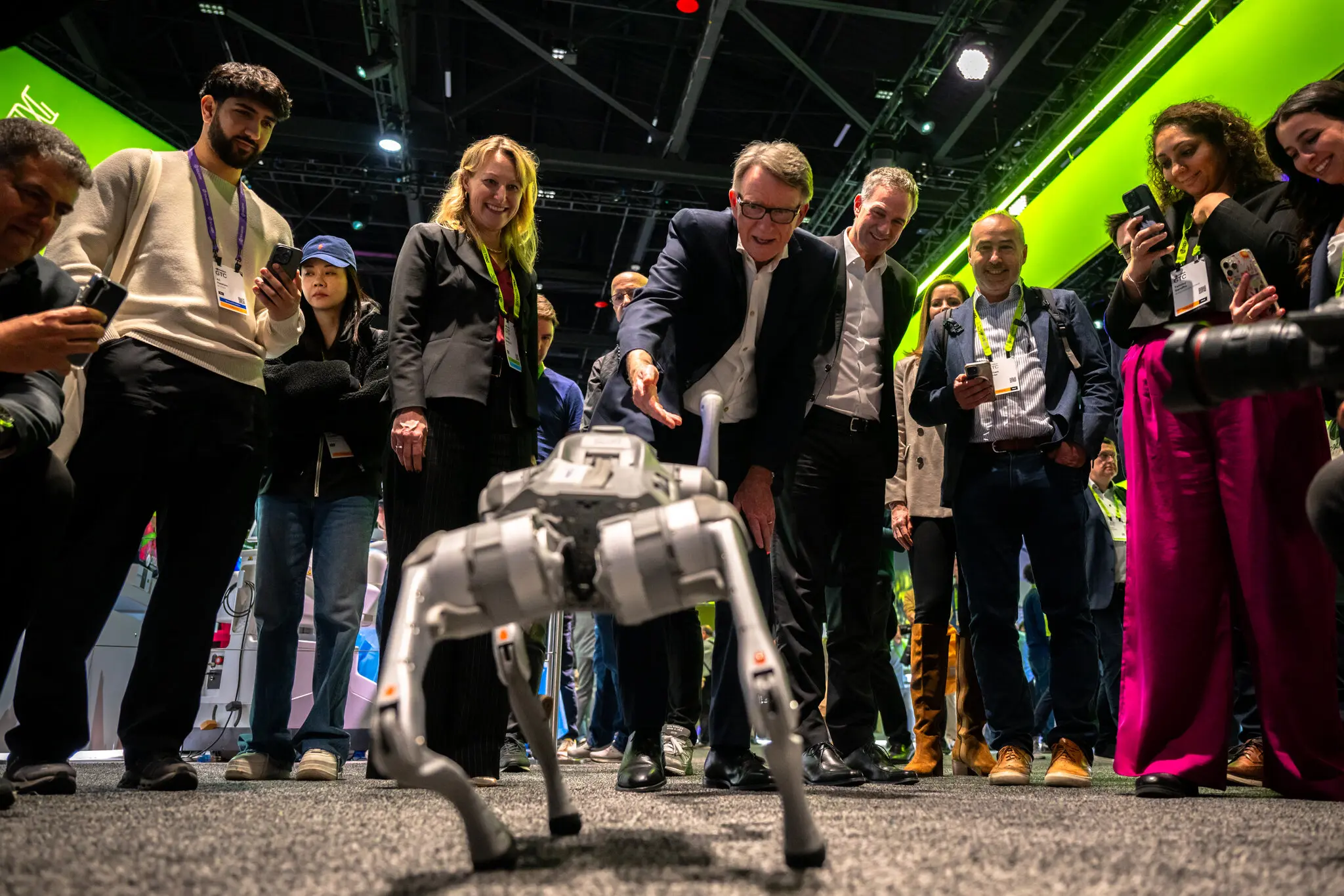 Собака Unitree Go може керувати собою за допомогою штучного інтелекту або ж за допомогою пульта дистанційного керування.